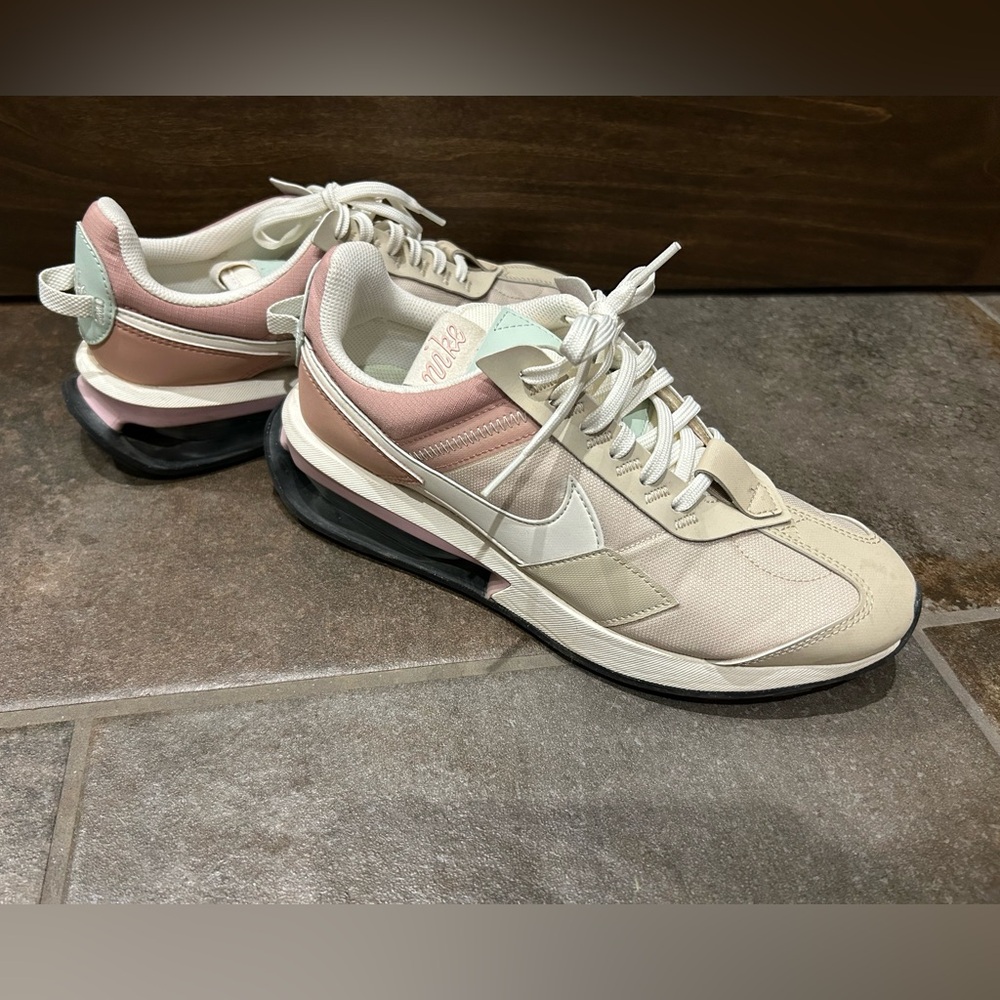 Nike Air Max Pre-Day Women's Sneakers Pink
Beige